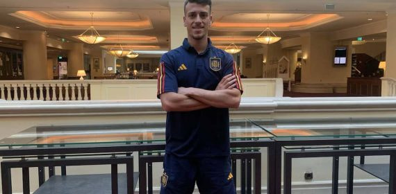 Antonio Blanco posa para Relevo en el hotel de España en Bucarest.