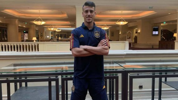 Antonio Blanco posa para Relevo en el hotel de España en Bucarest.