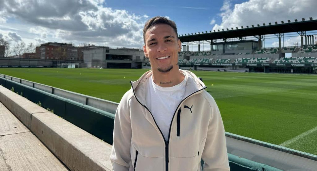 Antony posa para Relevo en la ciudad deportiva Luis del Sol.