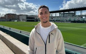 Antony posa para Relevo en la ciudad deportiva Luis del Sol.