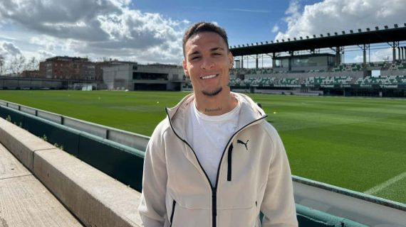 Antony posa para Relevo en la ciudad deportiva Luis del Sol.