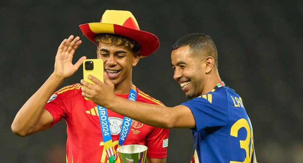 Lamine Yamal, junto a su padre, tras ganar la Eurocopa.