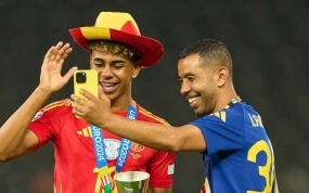 Lamine Yamal, junto a su padre, tras ganar la Eurocopa.