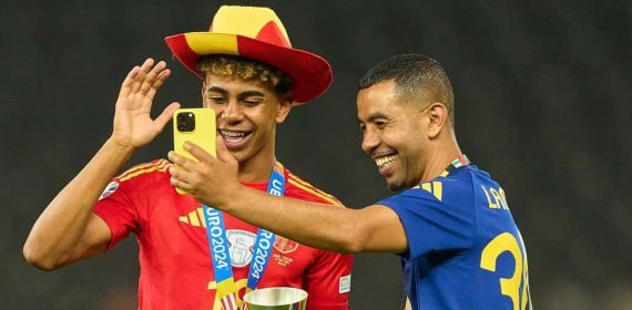 Lamine Yamal, junto a su padre, tras ganar la Eurocopa.