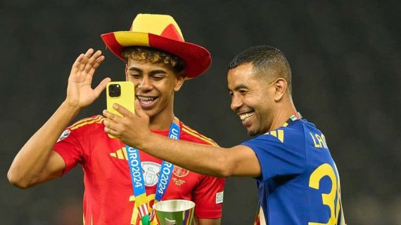 Lamine Yamal, junto a su padre, tras ganar la Eurocopa.