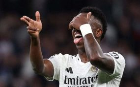 Vinicius celebra uno de sus dos goles al Salzburgo.