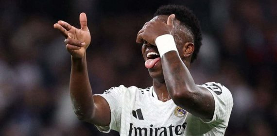 Vinicius celebra uno de sus dos goles al Salzburgo.