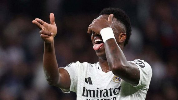 Vinicius celebra uno de sus dos goles al Salzburgo.