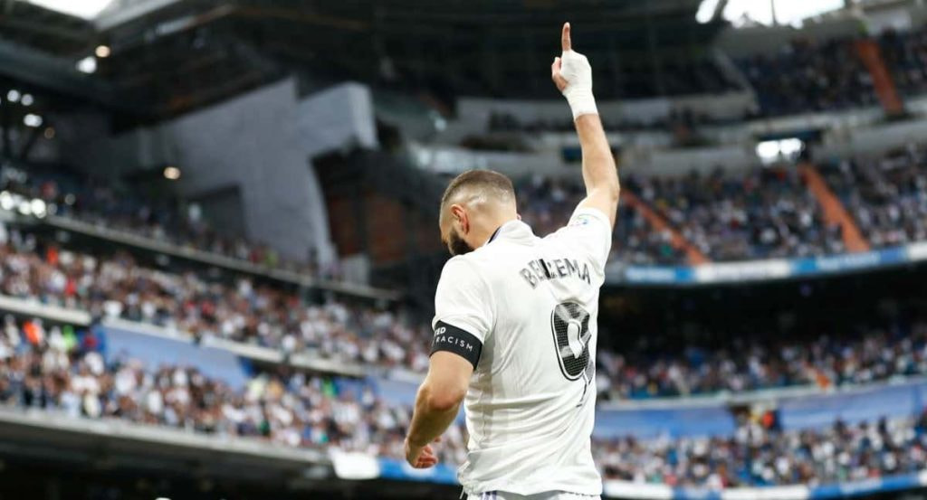 Karim Benzema celebra su tanto al Rayo Vallecano, en el Bernabéu.