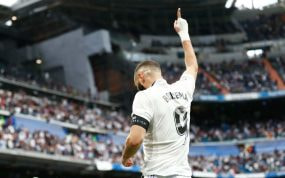 Karim Benzema celebra su tanto al Rayo Vallecano, en el Bernabéu.