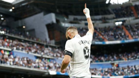 Karim Benzema celebra su tanto al Rayo Vallecano, en el Bernabéu.