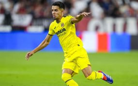 Ilias, ante el Sevilla.