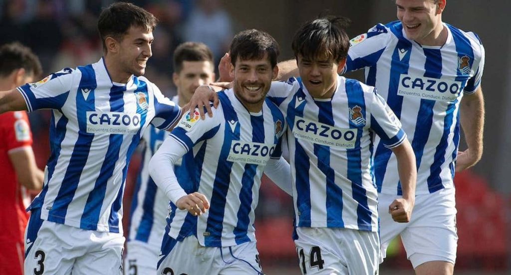 David Silva celebra un gol con la Real Sociedad junto a Kubo.