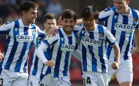 David Silva celebra un gol con la Real Sociedad junto a Kubo.