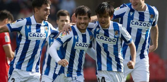 David Silva celebra un gol con la Real Sociedad junto a Kubo.
