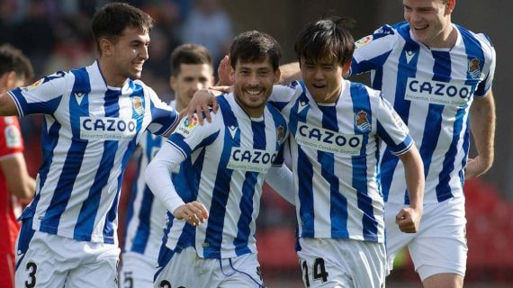 David Silva celebra un gol con la Real Sociedad junto a Kubo.