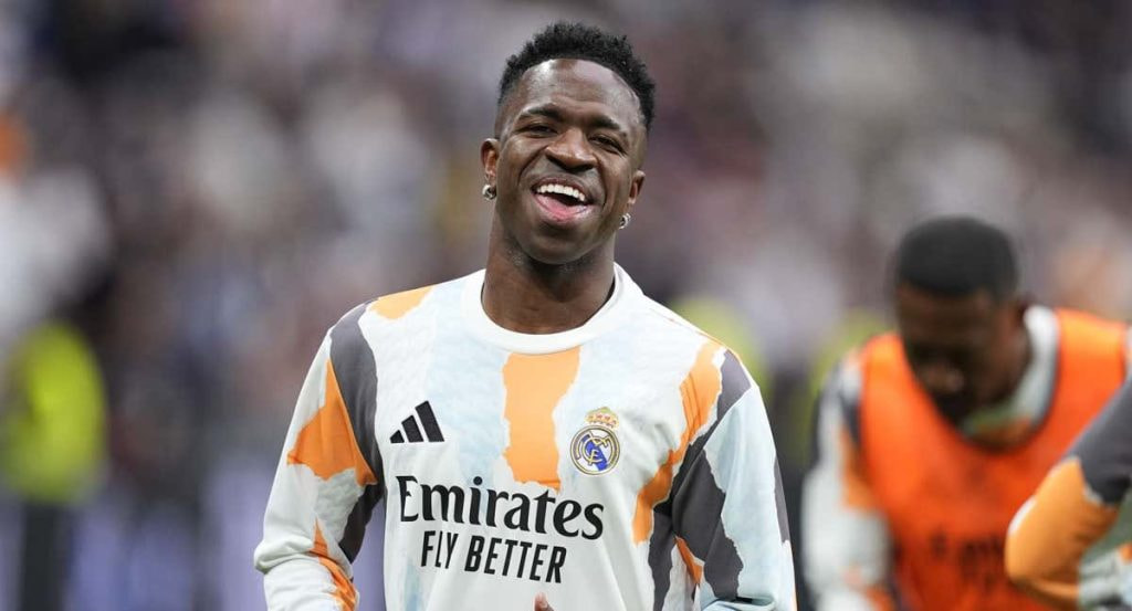 Vinicius Junior se ríe durante un calentamiento del Real Madrid.