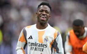 Vinicius Junior se ríe durante un calentamiento del Real Madrid.