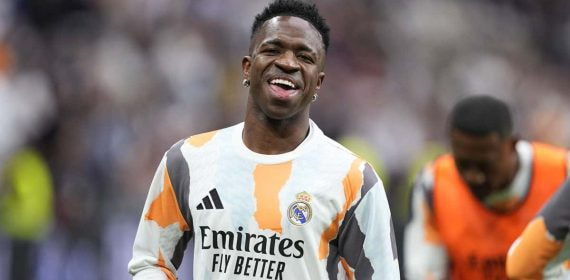 Vinicius Junior se ríe durante un calentamiento del Real Madrid.
