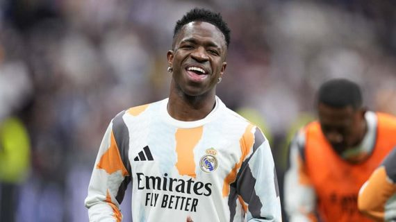 Vinicius Junior se ríe durante un calentamiento del Real Madrid.