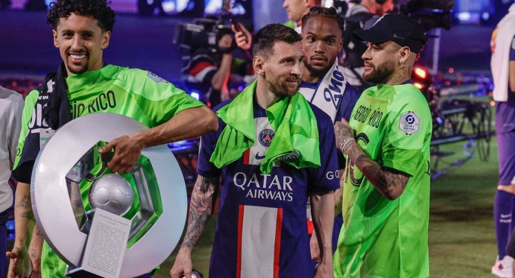 Leo Messi tras recoger el título de campeón de la Ligue 1.