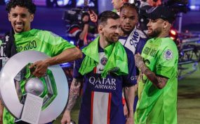 Leo Messi tras recoger el título de campeón de la Ligue 1.
