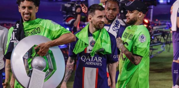 Leo Messi tras recoger el título de campeón de la Ligue 1.