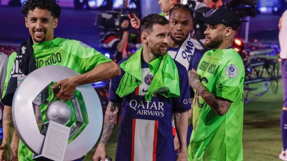 Leo Messi tras recoger el título de campeón de la Ligue 1.