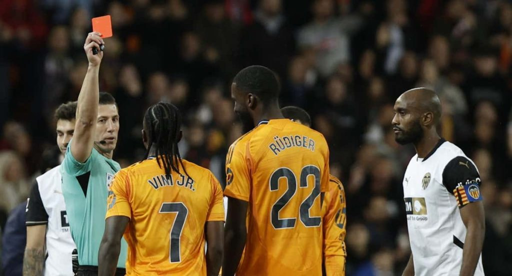 Soto Grado le muestra la roja a Vinicius en Mestalla, en el último partido que pitó a los blancos.