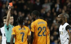 Soto Grado le muestra la roja a Vinicius en Mestalla, en el último partido que pitó a los blancos.