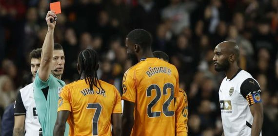 Soto Grado le muestra la roja a Vinicius en Mestalla, en el último partido que pitó a los blancos.
