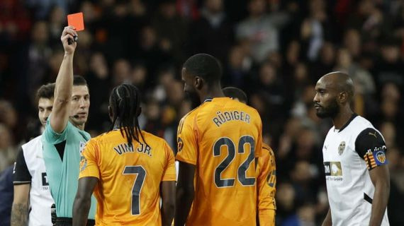Soto Grado le muestra la roja a Vinicius en Mestalla, en el último partido que pitó a los blancos.
