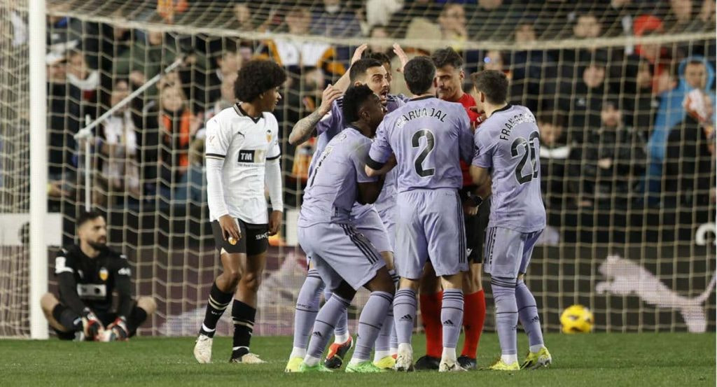 Gil Manzano entre un corrillo de jugadores del Real Madrid, durante un partido contra el Valencia.