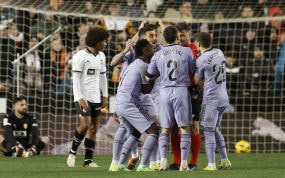 Gil Manzano entre un corrillo de jugadores del Real Madrid, durante un partido contra el Valencia.