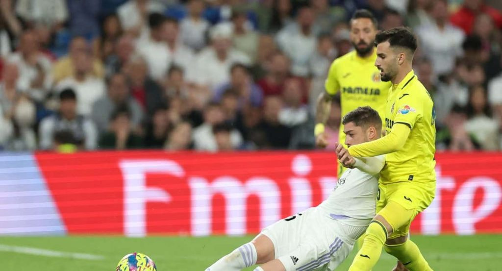 Valverde y Baena pugnan por un balón durante un partido.