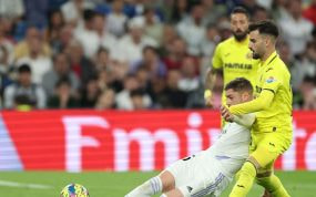 Valverde y Baena pugnan por un balón durante un partido.