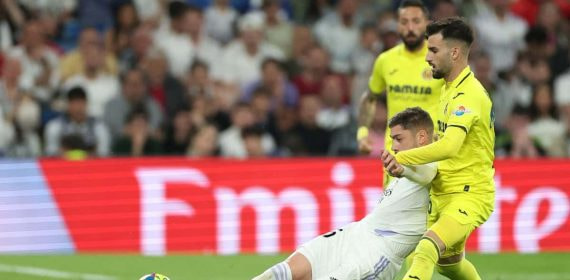 Valverde y Baena pugnan por un balón durante un partido.