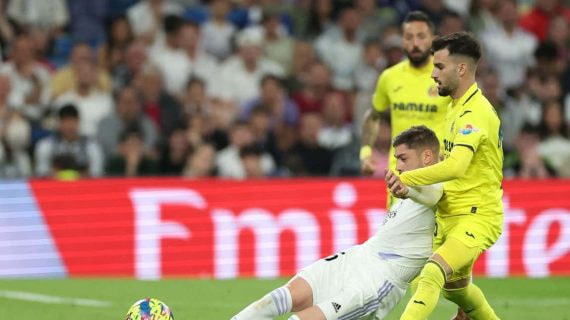 Valverde y Baena pugnan por un balón durante un partido.