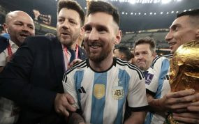 Messi y Di María celebran el Mundial en Lusail.