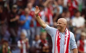 Arne Slot se despidió del Feyenoord entre honores.