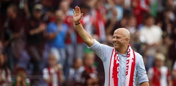 Arne Slot se despidió del Feyenoord entre honores.