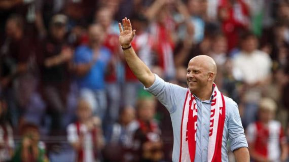 Arne Slot se despidió del Feyenoord entre honores.