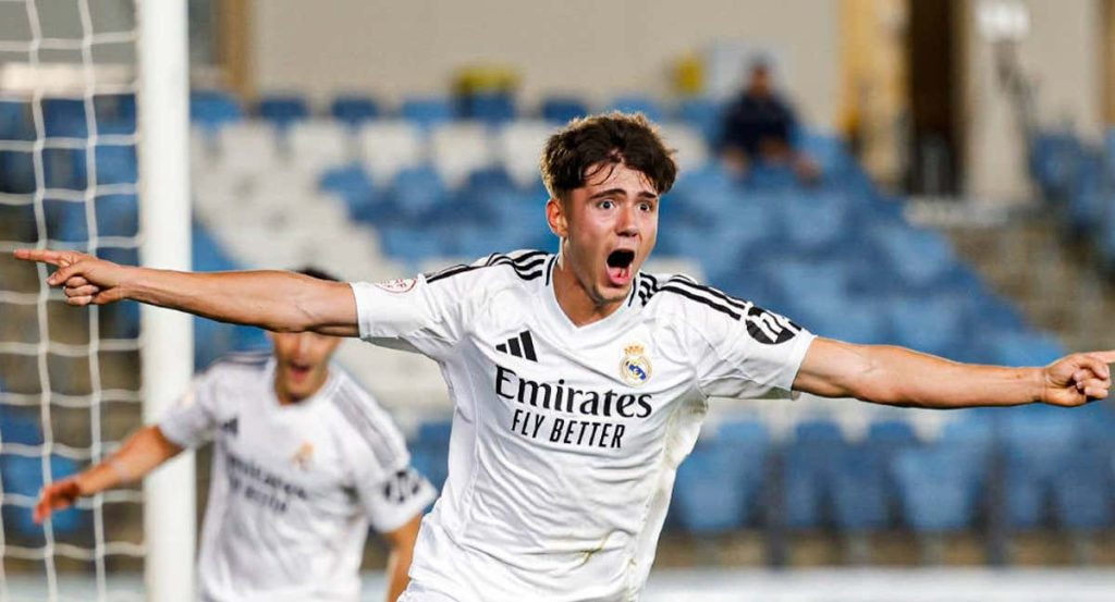 Valdepeñas, celebrando un gol con el Castilla.