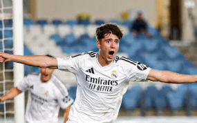 Valdepeñas, celebrando un gol con el Castilla.
