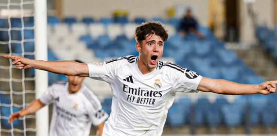 Valdepeñas, celebrando un gol con el Castilla.