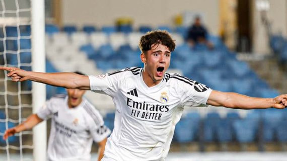 Valdepeñas, celebrando un gol con el Castilla.