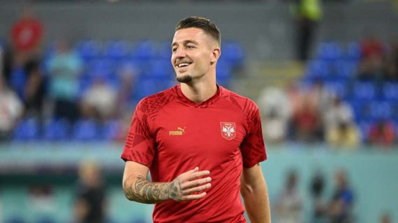 Milinkovic Savic durante el calentamiento previo a un partido del Mundial.