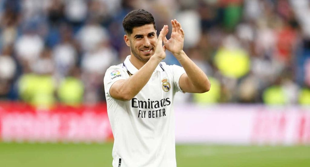 Marco Asensio despidiéndose del Santiago Bernabéu.