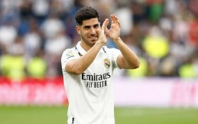 Marco Asensio despidiéndose del Santiago Bernabéu.