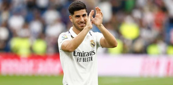 Marco Asensio despidiéndose del Santiago Bernabéu.